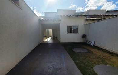 Imagem: A casa possui 3 Dormitórios, 2 Banheiros, 5 Vagas na garagem