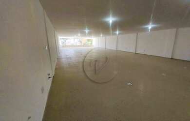 Imagem: O depósito possui 5 Vagas na garagem, 740m² de Área e está