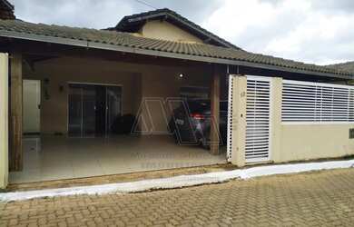 Imagem: A casa em condomínio possui 4 Dormitórios, 1 Banheiro, 2 Vagas