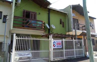 Imagem: A casa possui 3 Dormitórios, 2 Banheiros, 1 Vaga na garagem