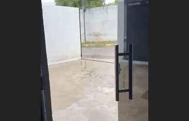 Imagem: A casa possui 2 Dormitórios, 1 Banheiro, 2 Vagas na garagem