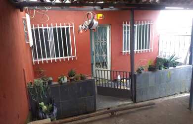 Imagem: A casa possui 2 Dormitórios, 2 Banheiros, 1 Vaga na garagem