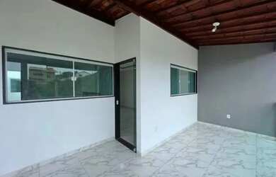 Imagem: A casa possui 3 Dormitórios, 1 Banheiro, 1 Vaga na garagem