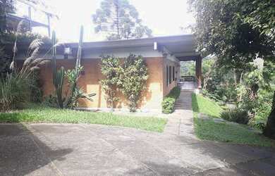 Imagem: A casa possui 3 Dormitórios, 2 Banheiros, 2 Vagas na garagem