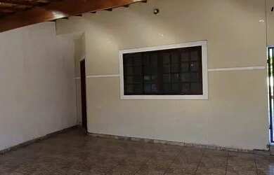 Imagem: A casa possui 2 Dormitórios, 1 Banheiro, 2 Vagas na garagem