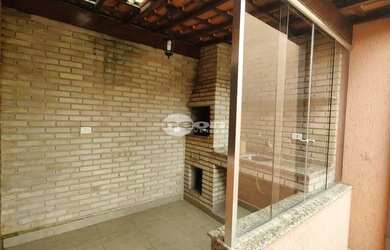 Imagem: A casa possui 4 Dormitórios, 1 Banheiro, 4 Vagas na garagem