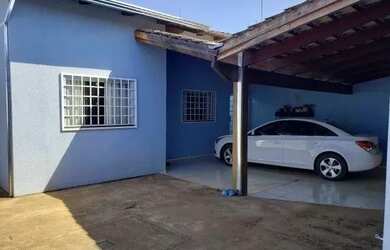 Imagem: A casa possui 2 Dormitórios, 1 Banheiro, 1 Vaga na garagem