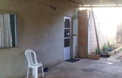 Imagem: A casa possui 2 Dormitórios, 1 Banheiro, 3 Vagas na garagem