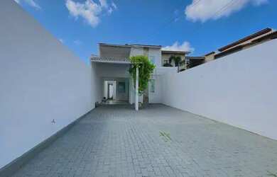 Imagem: A casa possui 4 Dormitórios, 1 Banheiro, 5 Vagas na garagem