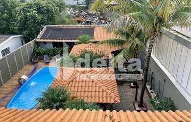 Imagem: A casa possui 5 Dormitórios, 4 Banheiros, 5 Vagas na garagem