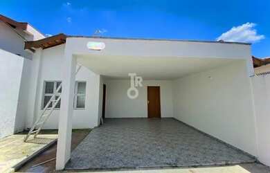 Imagem: A casa possui 3 Dormitórios, 2 Banheiros, 4 Vagas na garagem