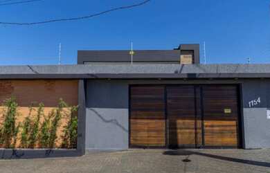 Imagem: A casa possui 4 Dormitórios, 4 Banheiros, 3 Vagas na garagem