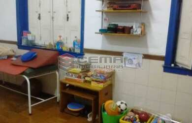 Imagem: A casa possui 5 Dormitórios, 3 Banheiros, 2 Vagas na garagem