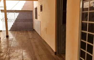 Imagem: A casa possui 2 Dormitórios, 2 Banheiros, 2 Vagas na garagem