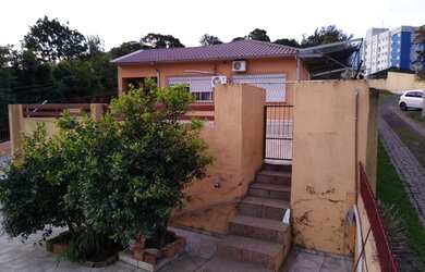 Imagem: A casa possui 3 Dormitórios, 3 Banheiros, 5 Vagas na garagem