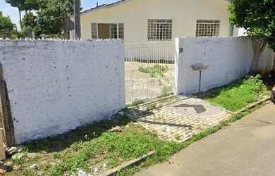 Imagem: A casa possui 2 Dormitórios, 1 Banheiro, 2 Vagas na garagem