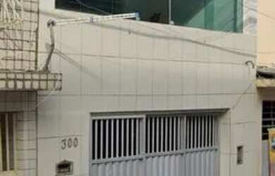 Imagem: A casa possui 3 Dormitórios, 2 Banheiros, 1 Vaga na garagem