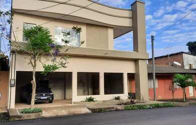 Imagem: A casa possui 3 Dormitórios, 3 Banheiros, 3 Vagas na garagem