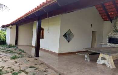 Imagem: A casa em condomínio possui 4 Dormitórios, 2 Banheiros, 400m²