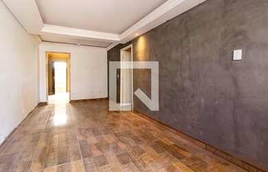 Imagem: A casa possui 3 Dormitórios, 1 Banheiro, 2 Vagas na garagem