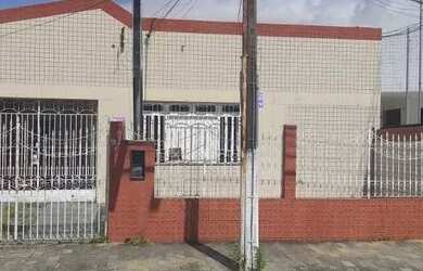 Imagem: A casa possui 5 Dormitórios, 3 Banheiros, 2 Vagas na garagem