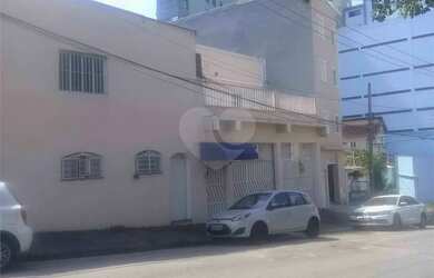 Imagem: A casa possui 5 Dormitórios, 5 Banheiros, 4 Vagas na garagem