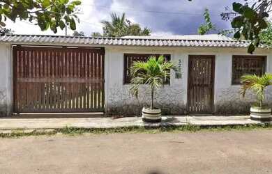 Imagem: A casa possui 3 Dormitórios, 1 Banheiro, 2 Vagas na garagem