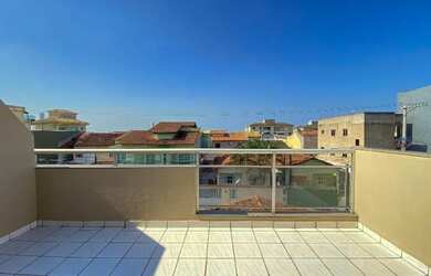 Imagem: A casa possui 4 Dormitórios, 3 Banheiros, 2 Vagas na garagem