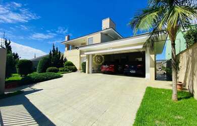 Imagem: A casa possui 3 Dormitórios, 3 Banheiros, 2 Vagas na garagem