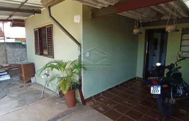 Imagem: A casa possui 3 Dormitórios, 1 Banheiro, 2 Vagas na garagem