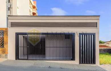 Imagem: A casa possui 3 Dormitórios, 3 Banheiros, 2 Vagas na garagem