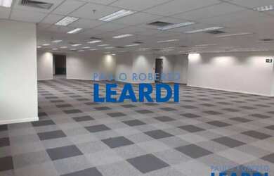 Imagem: O depósito possui 5 Vagas na garagem, 775m² de Área e está