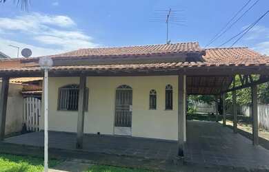 Imagem: A casa possui 2 Dormitórios, 2 Banheiros, 1 Vaga na garagem