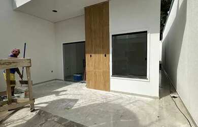 Imagem: A casa possui 2 Dormitórios, 1 Banheiro, 2 Vagas na garagem