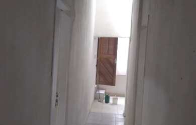 Imagem: A casa possui 4 Dormitórios, 1 Banheiro, 1 Vaga na garagem