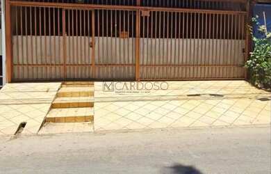 Imagem: A casa possui 3 Dormitórios, 2 Banheiros, 3 Vagas na garagem