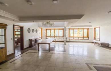 Imagem: A casa em condomínio possui 4 Dormitórios, 5 Banheiros, 4