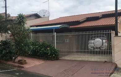 Imagem: A casa possui 3 Dormitórios, 2 Banheiros, 1 Vaga na garagem