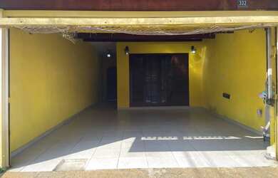 Imagem: A casa possui 2 Dormitórios, 1 Banheiro, 2 Vagas na garagem