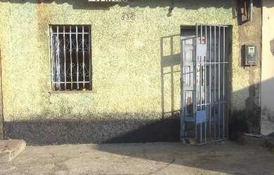 Imagem: A casa possui 2 Dormitórios e 1 Banheiro e está localizado