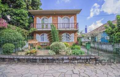 Imagem: A casa possui 3 Dormitórios, 2 Banheiros, 4 Vagas na garagem