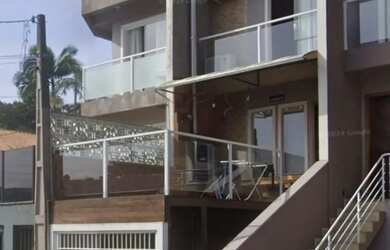 Imagem: A casa possui 2 Dormitórios, 2 Banheiros, 1 Vaga na garagem