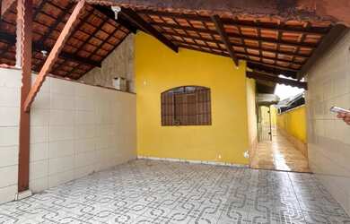 Imagem: A casa possui 2 Dormitórios, 2 Banheiros, 2 Vagas na garagem