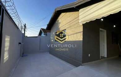 Imagem: A casa possui 3 Dormitórios, 2 Banheiros, 2 Vagas na garagem