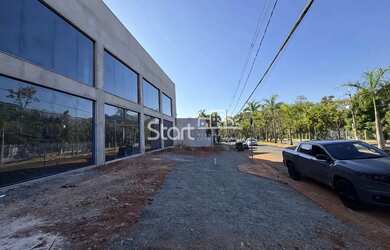 Imagem: O depósito para alugar possui 4 Vagas na garagem e 530m² de