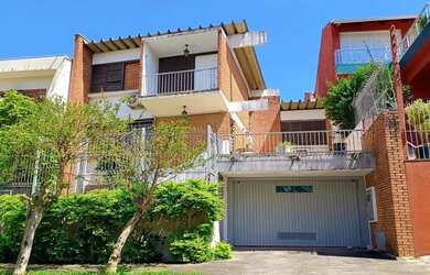 Imagem: A casa possui 3 Dormitórios, 3 Banheiros, 2 Vagas na garagem