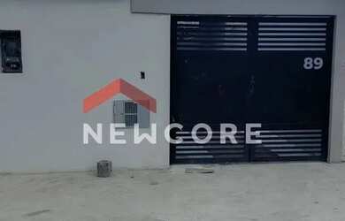 Imagem: A casa possui 2 Dormitórios, 2 Banheiros, 2 Vagas na garagem