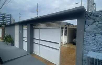 Imagem: A casa possui 5 Dormitórios, 4 Banheiros, 4 Vagas na garagem