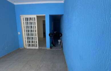 Imagem: A casa possui 3 Dormitórios, 2 Banheiros, 1 Vaga na garagem