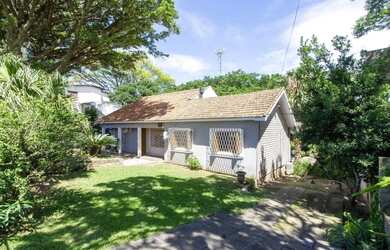 Imagem: A casa possui 4 Dormitórios, 1 Banheiro, 5 Vagas na garagem